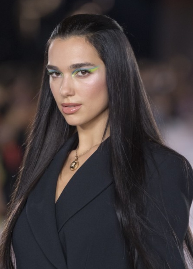 مكياج عيون ملون ومشرق لربيع 2022 من وحي دار Versace