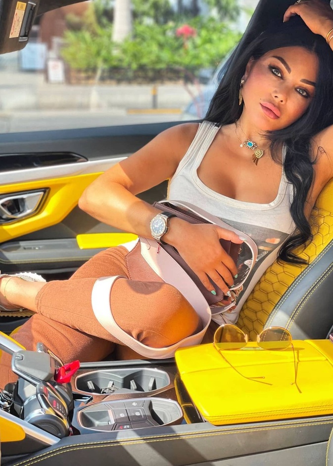 هيفاء وهبي بمجوهرات تصميم العين