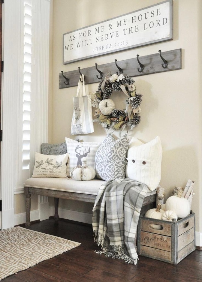 وسائد تزين مداخل المنزل استعدادا لاستقبال فصل الخريف