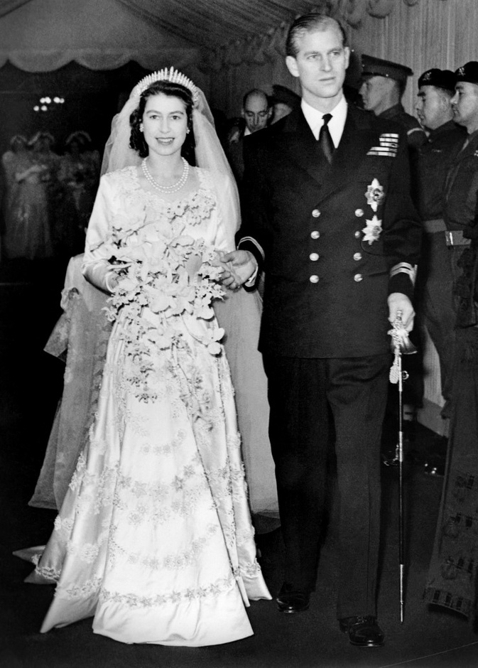 لماذا أجٌبرت ملكة بريطانيا على إعادة تصوير صور زفافها في شهر العسل؟