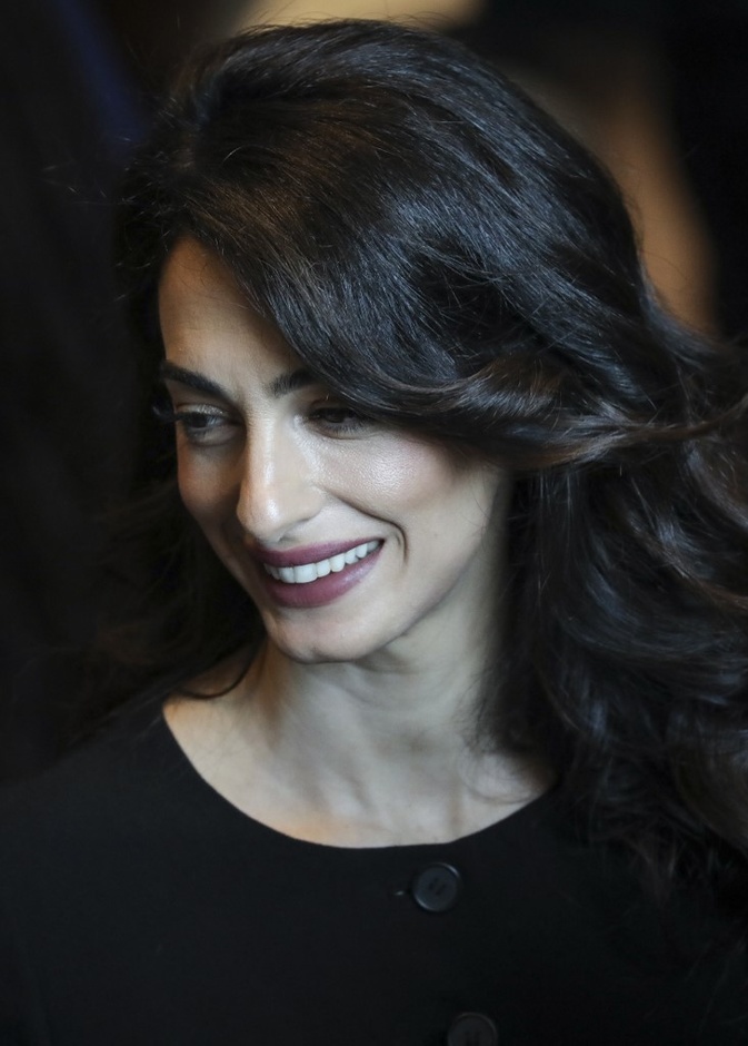 طريقة عمل مكياج ناعم وأنيق للمرأة العاملة من وحي أمل كلوني