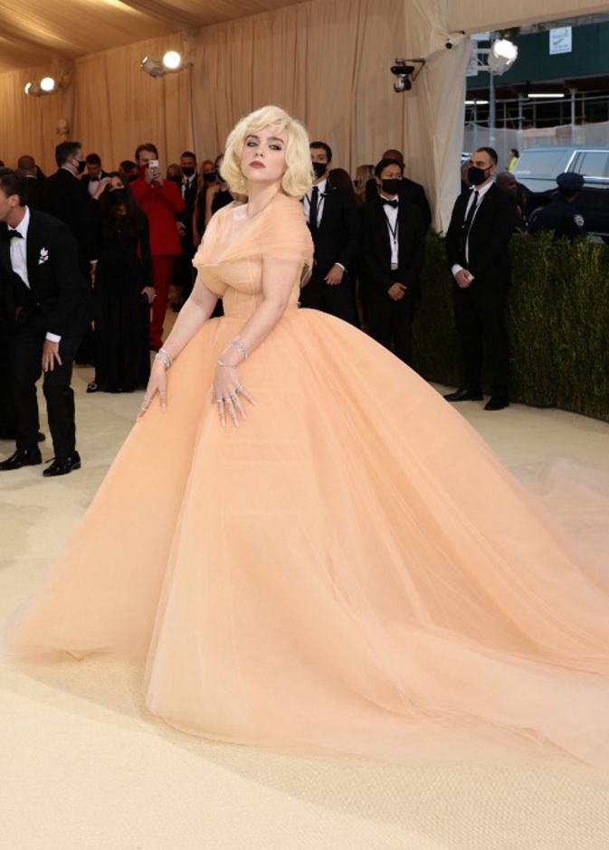 بيلي إيليش- صورة من حساب أوسكار دي لارنتا على انستقرام