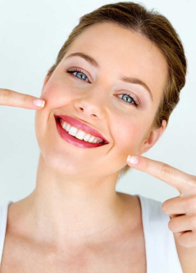 أفضل طرق طبيعية لتبييض الأسنان والتخلص من الإصفرار
