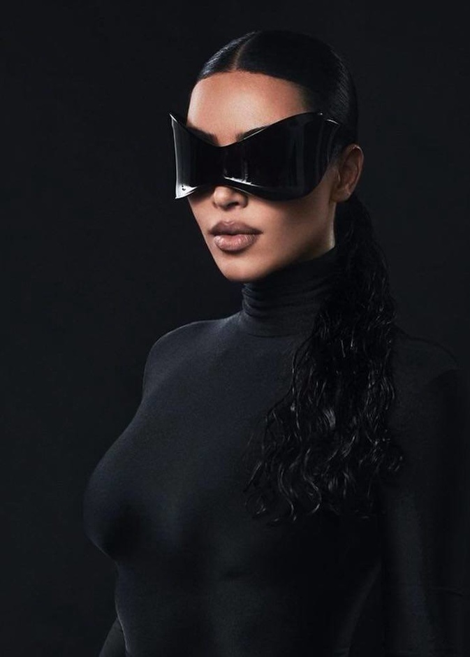  إطلالات كيم كارداشيان الجمالية مع احمر الشفاه الداكنة