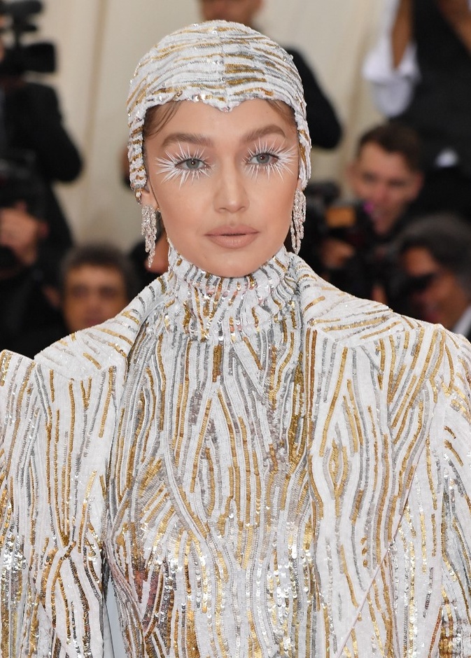 صيحة الرموش البيضاء من وحي Gigi Hadid عام 2019