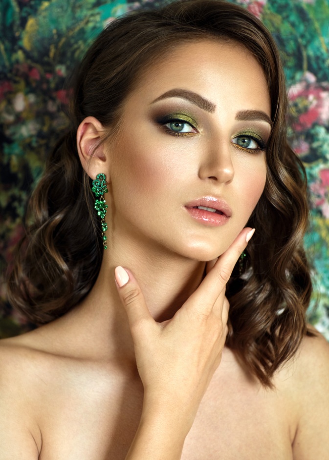 مكياج يناسب الاطلالات بالفستان الزيتي لخريف 2021