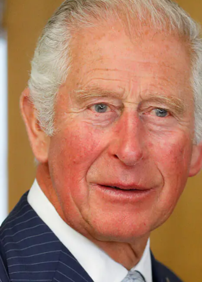 الأمير تشارلز يفاجئ المتنزهين في حدائق كيو