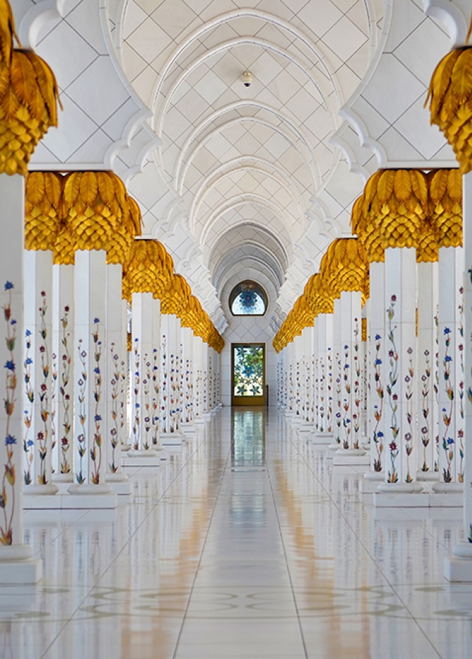 مشهد رائع من داخل مسجد الشيخ زايد