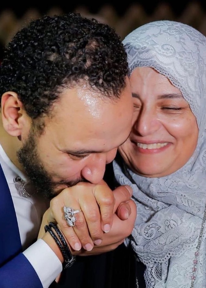أحمد خالد صالح ووالدته