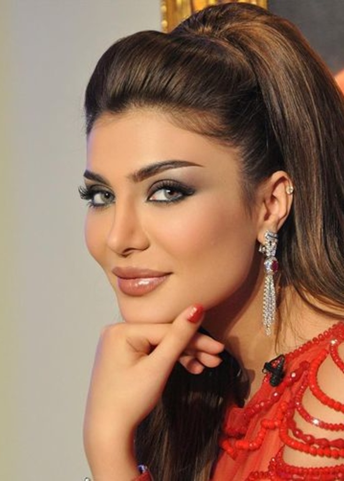 تسريحات للشعر الطويل بأسلوب النجمات احتفالاً بمناسبة اليوم الوطني السعودي الـ91
