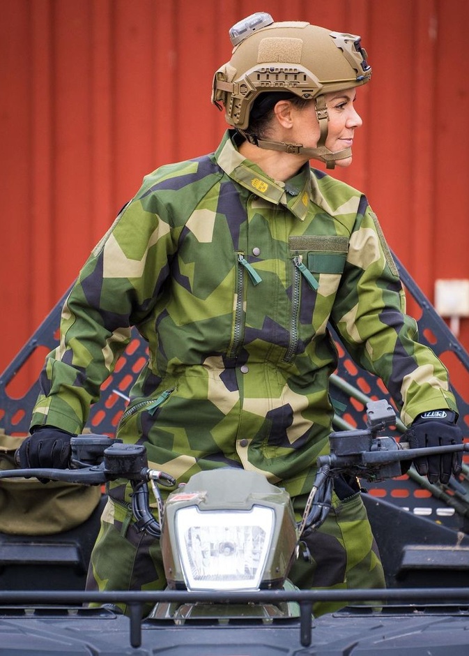 بالزي العسكري.. ولية عهد السويد تزور منزل الجنود في كارلسبرج