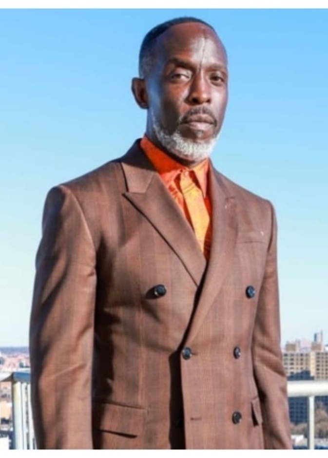 العثور على مايكل كينيث ويليامز ميتًا في شقته والشرطة تحقق في سبب الوفاة