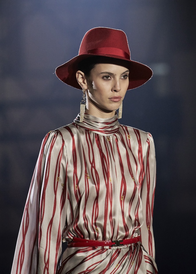 قبّعة خريفية مميّزة باللون الأسود الكلاسيكي من Asian Fashion Collective  