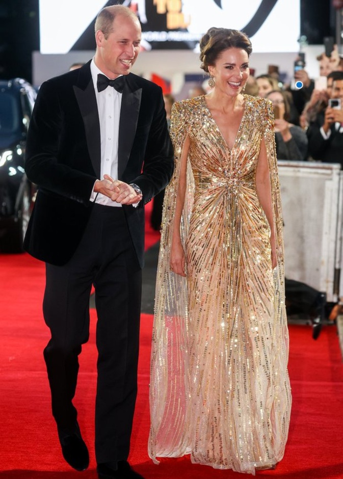 بفستان ذهبي وإطلالة مشابهة للأميرة ديانا.. كيت ميدلتون تتألق خلال العرض الأول لـ No Time To Die