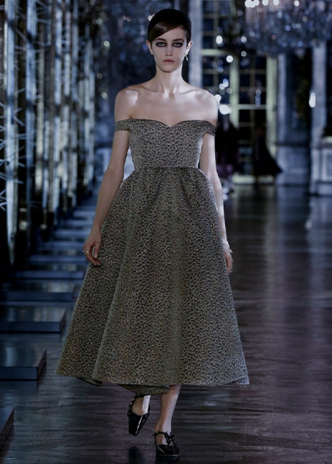 فساتين واسعة مكشوفة الاكتاف لسهرات خريف 2021 من دار Christian Dior