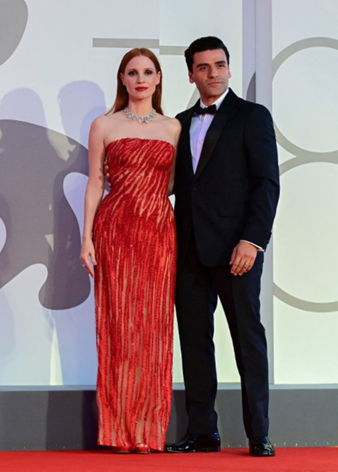 اطلالة Jessica Chastain بفستان احمر مزخرف برفقة Oscar Isaac