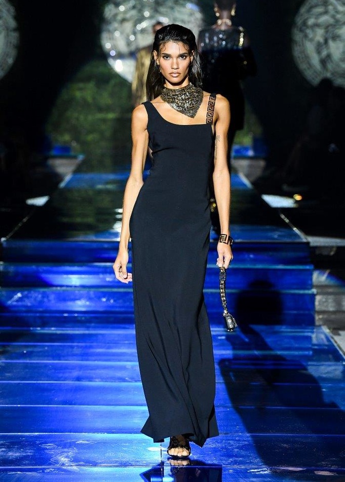 عرض أزياء Fendace يجمع بين فندي وفرزاتشي