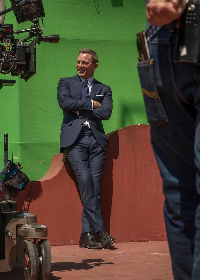 النجم دانيال كريغ أثناء كواليس الفيلم الوثائقي "Being James Bond"