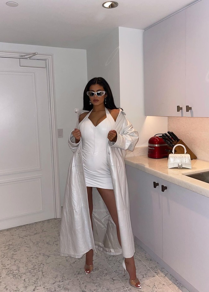 تفاصيل إطلالة كايلي جينر في استعراضها لحملها بطفلها الثاني