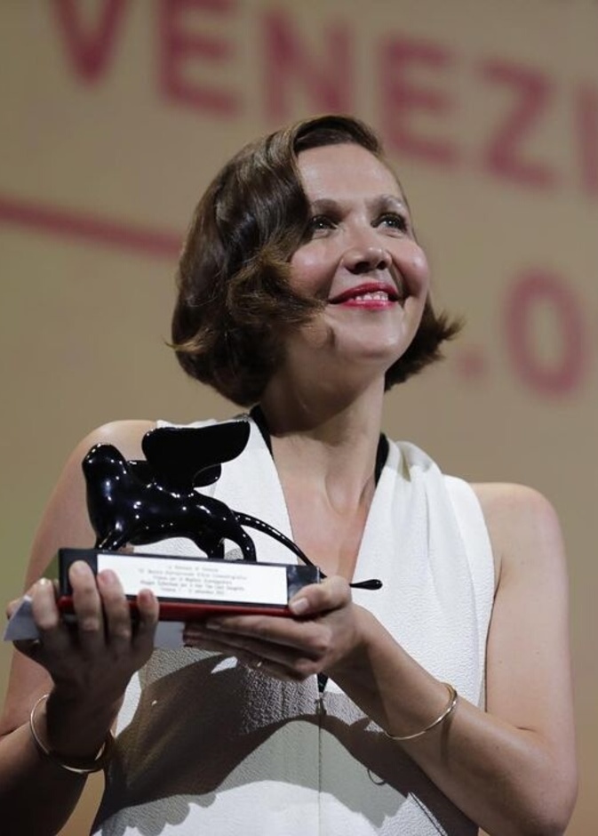 ماجي جيلنهال تتألق بفستان أبيض في حفل ختام مهرجان فينيسيا