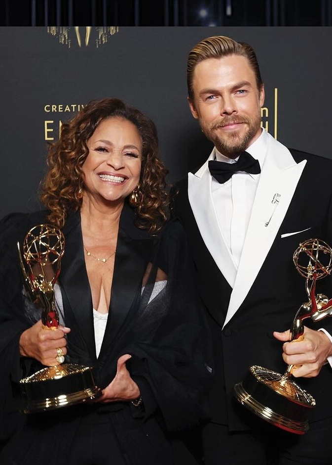 نتفليكس تتصدر قائمة الفائزين في حفل Emmy 2021