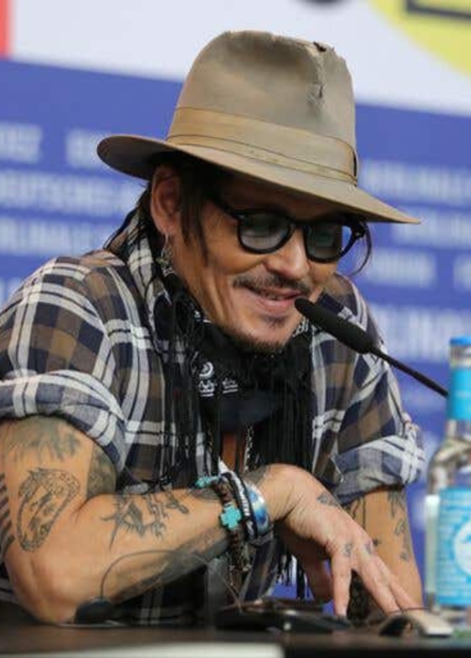 وثائق المحكمة تكشف أن والدة جوني ديب تبرأت منه