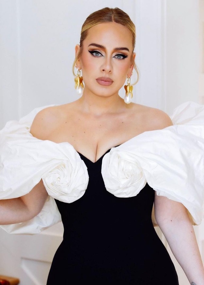 أديل تتألق في سحر الموضة الإيطالية من ماركة Schiaparelli