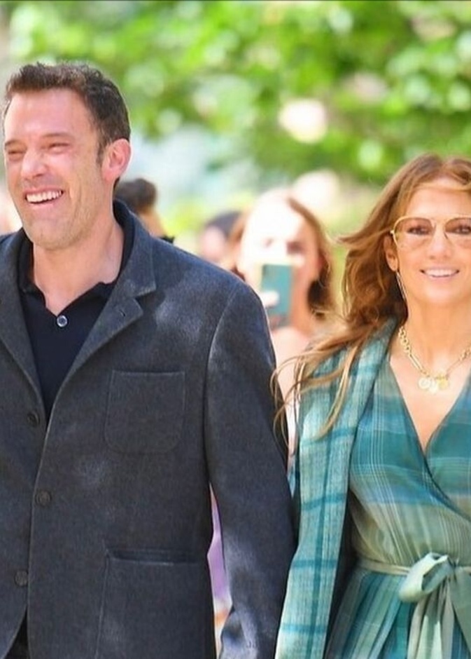 إلى عشاق موسم الخريف.. إليكم إطلالة جينيفر لوبيز