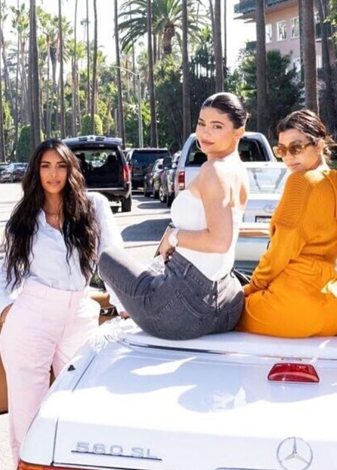 كريس جينر تحتفل بيوم الابنة العالمي بصور ملفتة لبناتها وحفيداتها