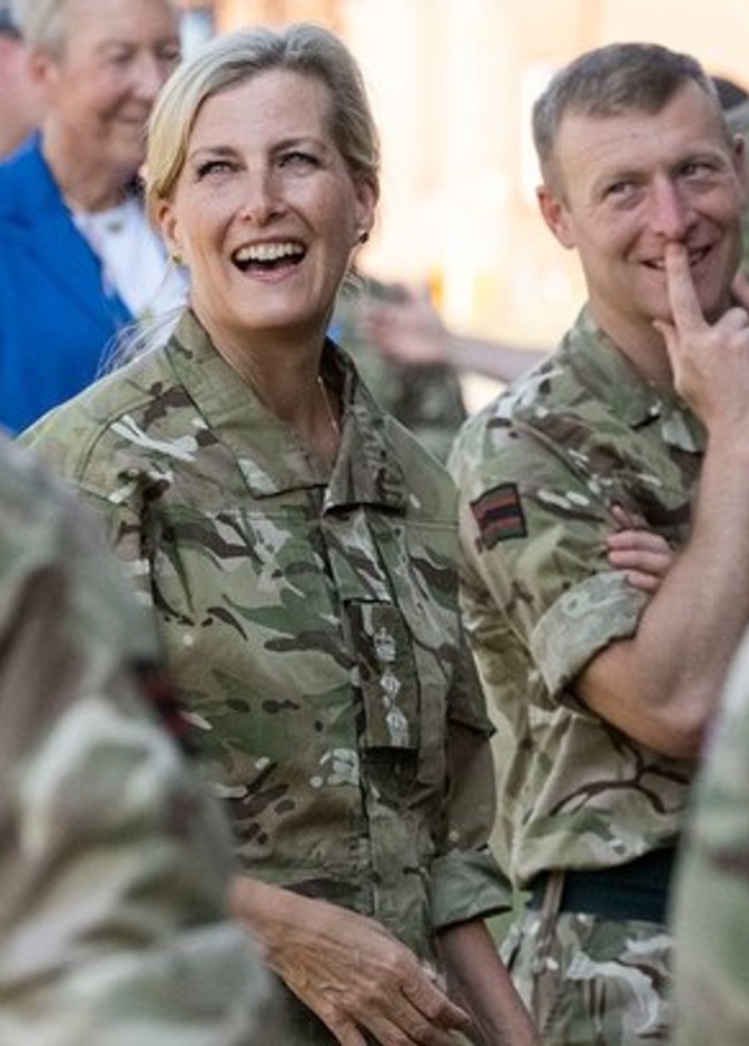 بالصور.. الكونتيسة صوفي بسترة مموهة وبنطلون كاكي في أحدث مهمة ملكية