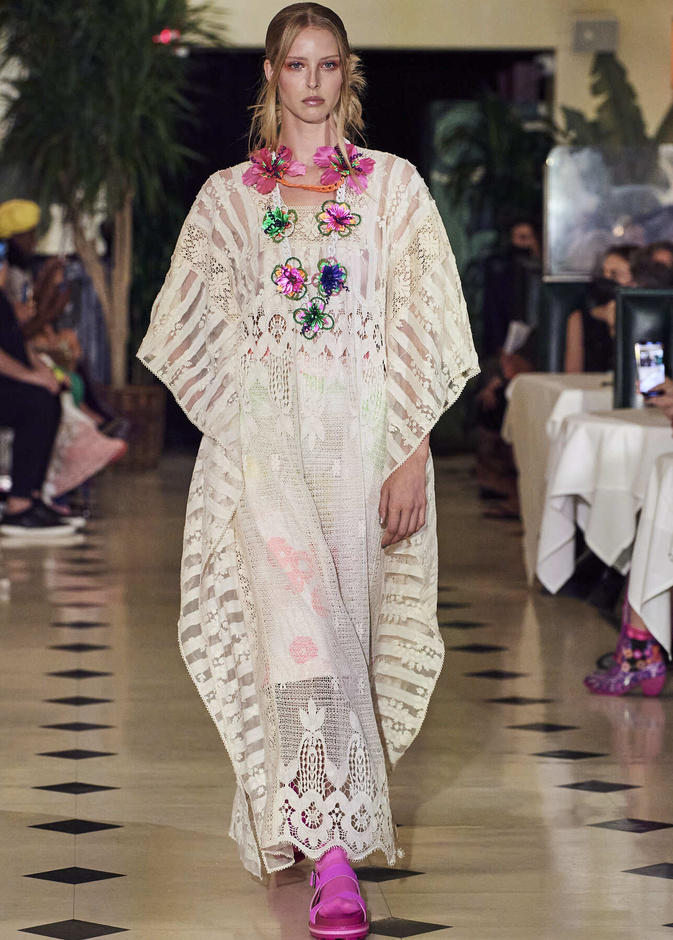 عرض أزياء Anna Sui لربيع وصيف 2022 من أسبوع الموضة في نيويورك