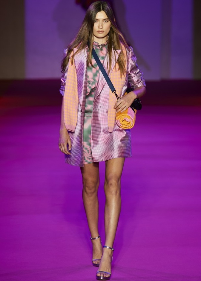 الألوان المرحة والطابع العملي يتجسد في عرض أزياء Brandon Maxwell لربيع وصيف 2022