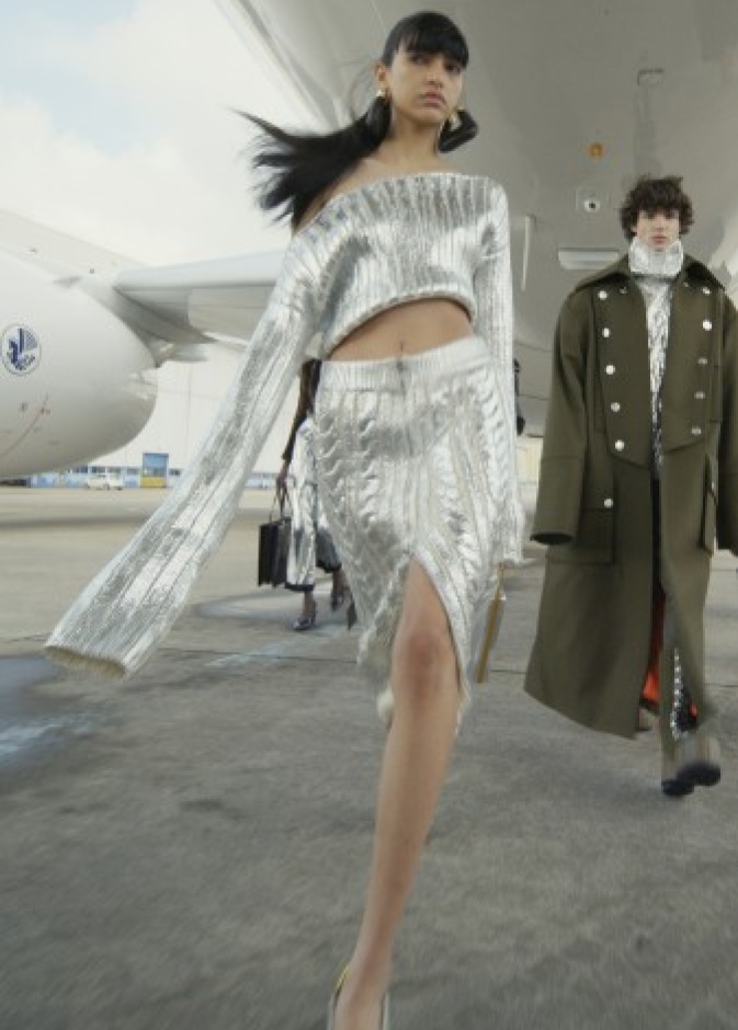 أحدث تصاميم الميتاليك اللمّاعة من Balmain