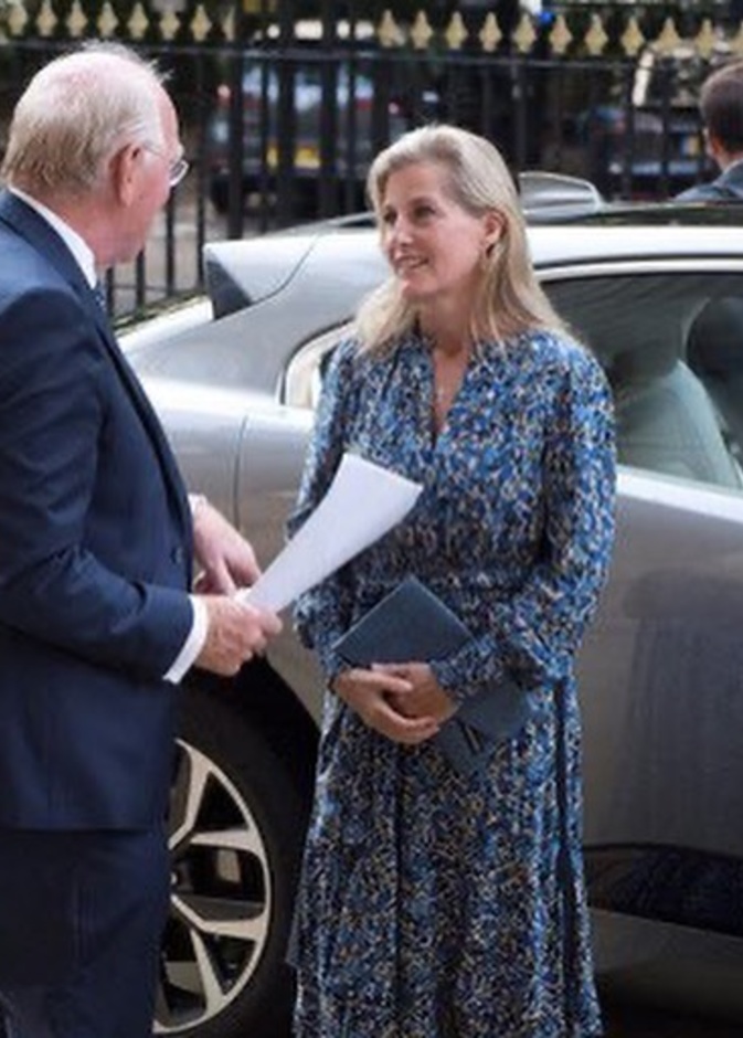 صوفي كونتيسة وسكس تزور مؤسسة خيرية لمكافحة العمى في أولى مهامها الرسمية