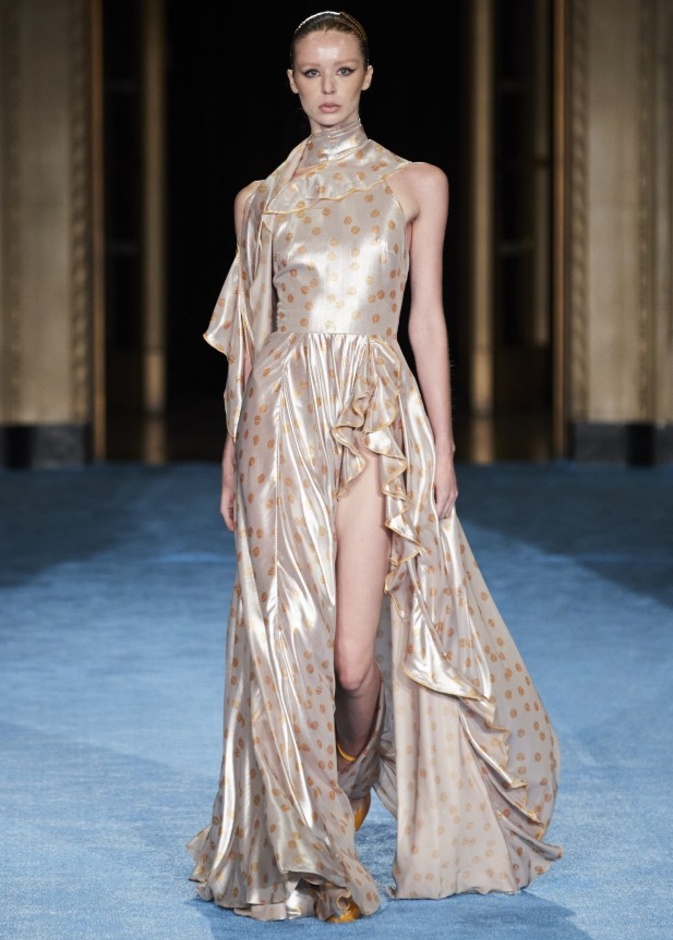 عرض أزياء كريستيان سيريانو لموسم ربيع وصيف 2022