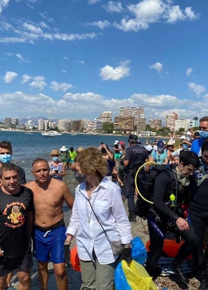 الملكة صوفيا تشارك في فعالية بيئية لجمع القمامة من على الشواطئ