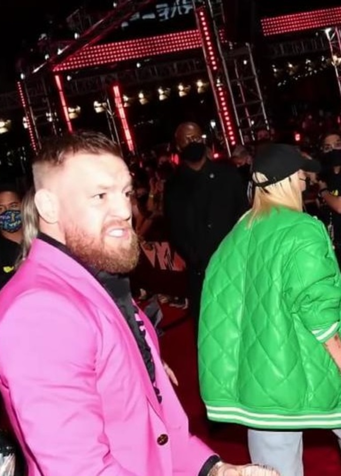 تفاصيل المشاجرة بين كونور ماكغريغور وماشين غان كيلي 