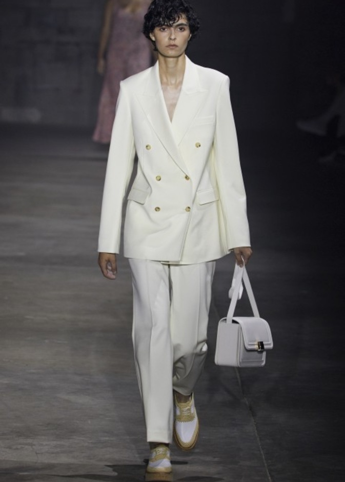 عرض أزياء غابرييلا هيرست في نيويورك لربيع وصيف 2022