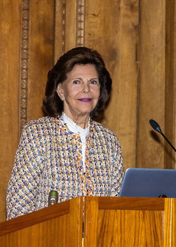 الملكة سيلفيا تقدم جائزة الملكة سيلفيا للتمريض لهذا العام