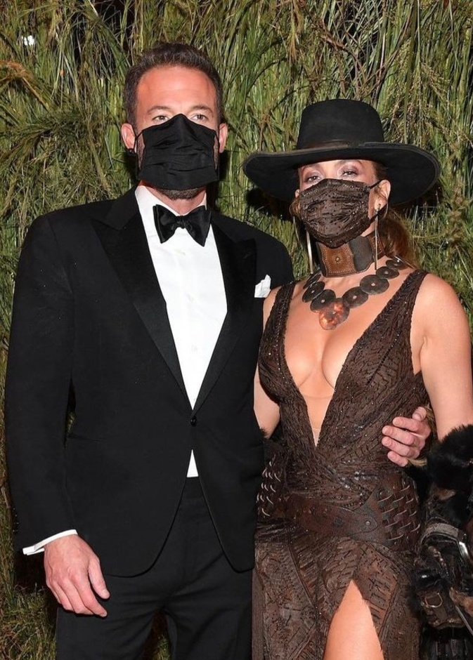 جينيفر لوبيز وبن أفليك- صورة من حساب Met Gala على انستقرام