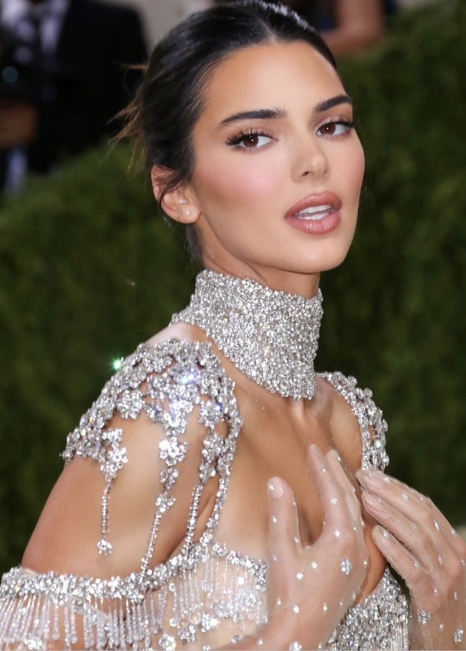 خلف جرأة كيندال جينر... إطلالات خريفية أنيقة وعصرية 