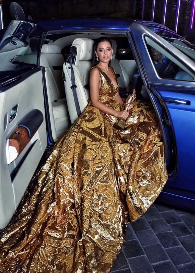 خطفت رحمة رياض الأنظار في الحفل بفستان ذهبيّ من مجموعة زهير مراد