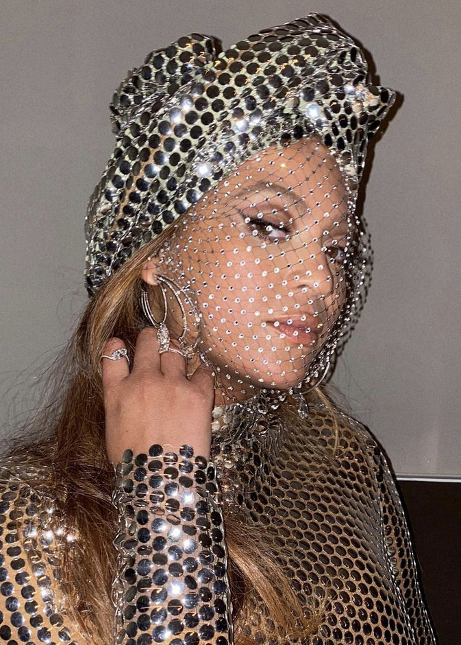 صور أغرب الأكسسوارات في إطلالات بيونسيه العصرية والجريئة