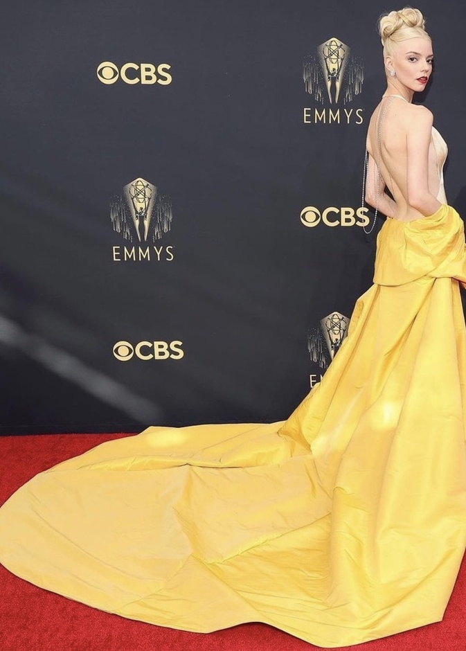 آنا تايلور جوي تتألق بفستان من ديور