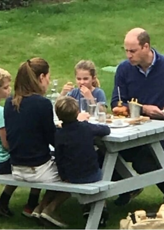 وليام وكيت يتناولان شطائر البيرجر بصحبة أطفالهما في مطعم صغير