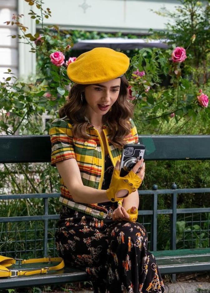 ليلي كولينز في مسلسل ايميلي في باريس