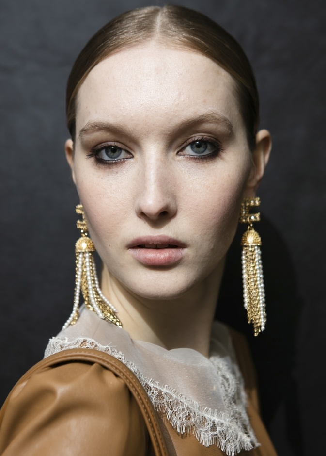  مكياج خريف 2021 مع الظلال البرونزية المات من دار Elisabetta Franchi