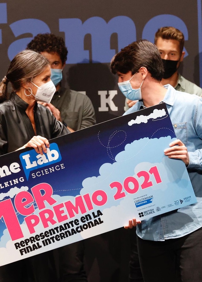 الملكة ليتيزيا تسلم جائزة أفضل مونولوج علمي