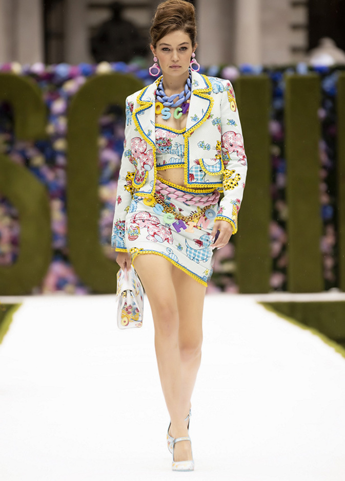 عرض أزياء موسكينو Moschino لربيع وصيف 2022