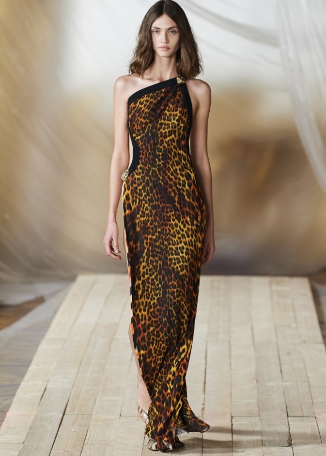 مجموعة ROBERTO CAVALLI لربيع وصيف 2022 من أسبوع الموضة في ميلانو